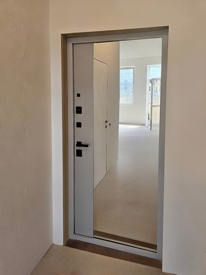 Квартирная дверь с зеркалом изнутри