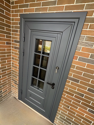 Серая дверь с остеклением Серая дверь с остеклением